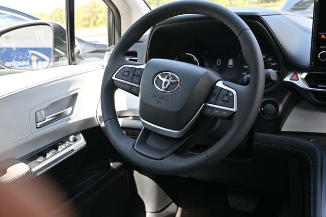 2025 Toyota Sienna XLE Mobility Handicap Van - 22898109 - 22