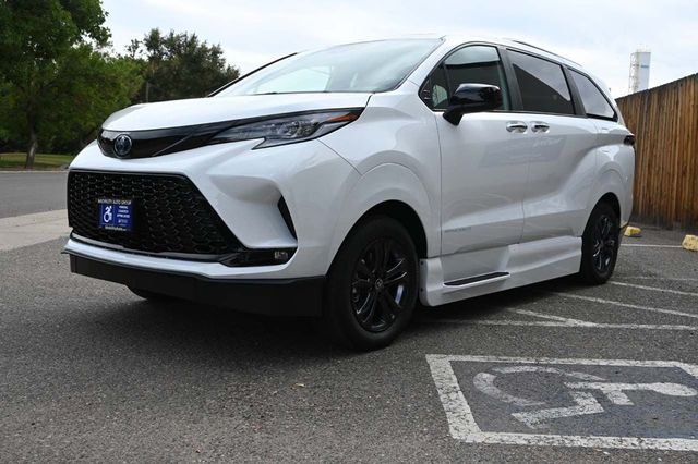 2025 Toyota Sienna XSE AWD 7-Passenger - 22921196 - 9