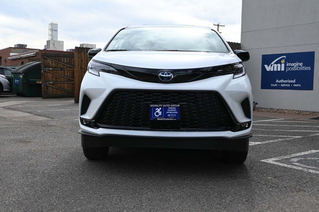 2025 Toyota Sienna XSE AWD 7-Passenger - 22921196 - 3