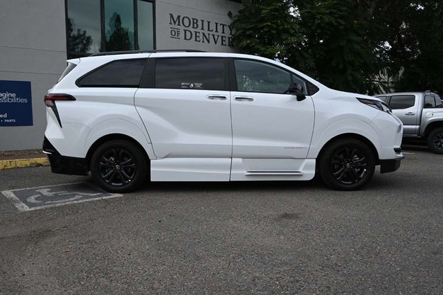 2025 Toyota Sienna XSE AWD 7-Passenger - 22921196 - 4