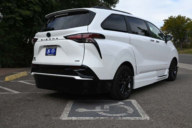 2025 Toyota Sienna XSE AWD 7-Passenger - 22921196 - 5