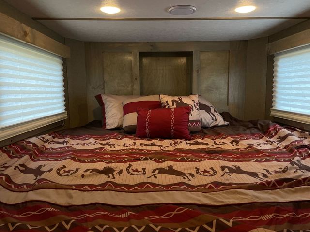 2026 Shadow 4 Horse Slant 10'6 Living Quarters with Slide  - 22899958 - 12