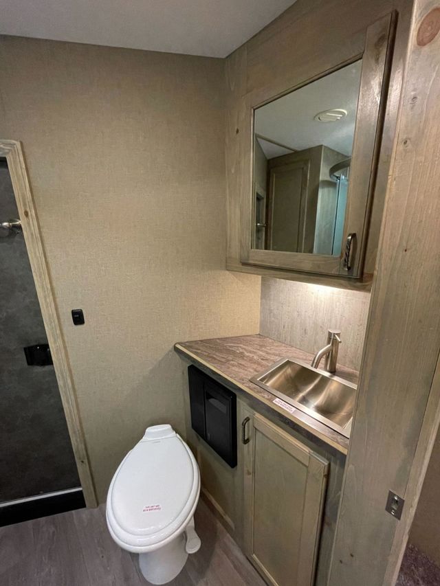 2026 Shadow 4 Horse Slant 10'6 Living Quarters with Slide  - 22899958 - 16