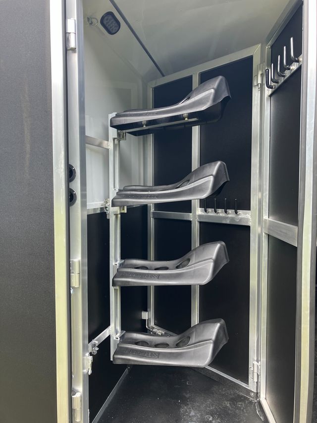 2026 Shadow 4 Horse Slant 10'6 Living Quarters with Slide  - 22899958 - 4