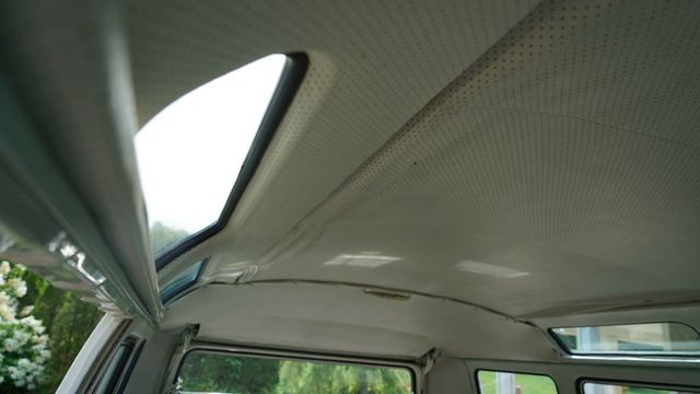 1964 Volkswagen 21 Window Samba Deluxe - 20241941 - 32