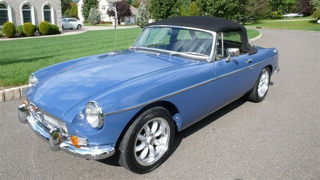 1968 MG MGB RESTORED SHOW CAR - 7795495 - 13