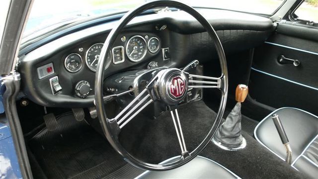 1968 MG MGB RESTORED SHOW CAR - 7795495 - 14