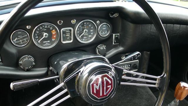 1968 MG MGB RESTORED SHOW CAR - 7795495 - 20