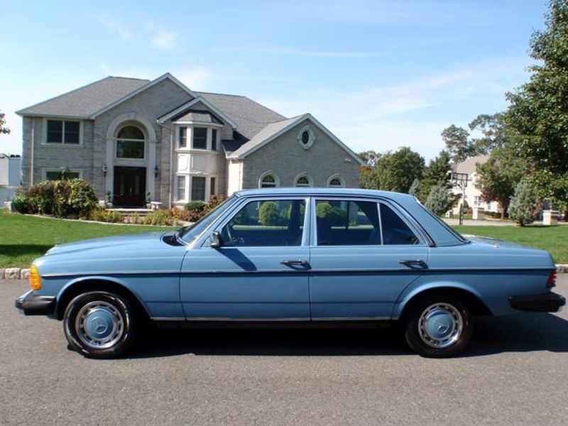 1982 Mercedes-Benz 240 Base Trim - 6202860 | Video 1