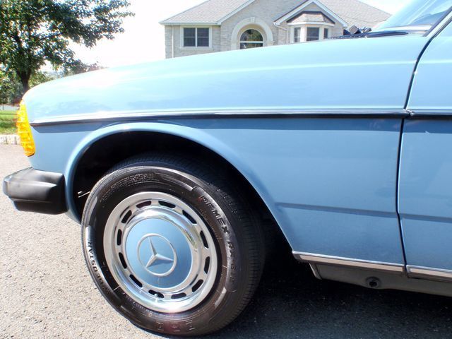 1982 Mercedes-Benz 240 Base Trim - 6202860 - 12