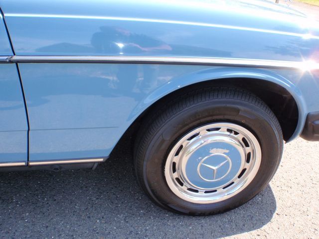 1982 Mercedes-Benz 240 Base Trim - 6202860 - 37