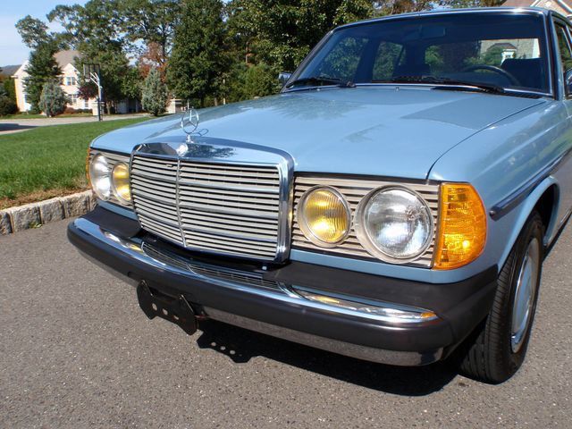 1982 Mercedes-Benz 240 Base Trim - 6202860 - 3