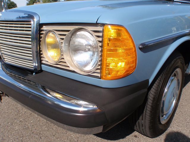 1982 Mercedes-Benz 240 Base Trim - 6202860 - 4