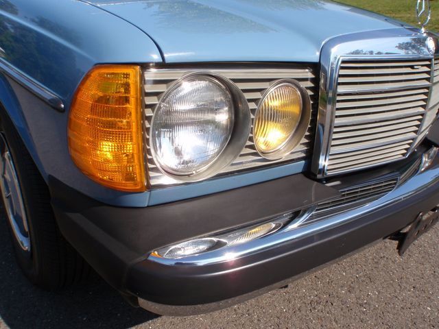 1982 Mercedes-Benz 240 Base Trim - 6202860 - 8