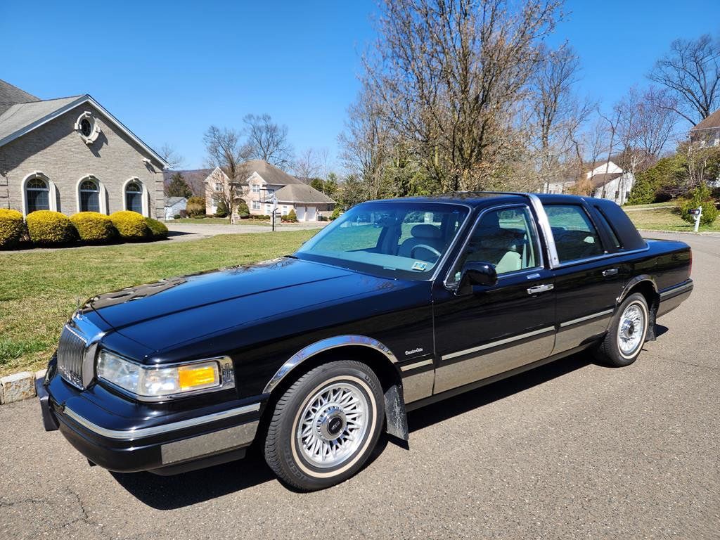 1997 Lincoln Town Car 4dr Sedan Executive - 21879286 | Video 1