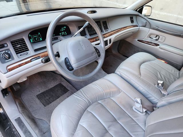 1997 Lincoln Town Car 4dr Sedan Executive - 21879286 - 16
