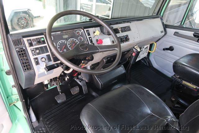 2002 Freightliner FL106  - 22891733 - 9