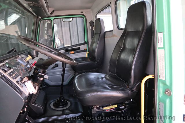 2002 Freightliner FL106  - 22891733 - 10