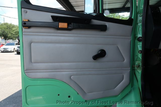 2002 Freightliner FL106  - 22891733 - 12