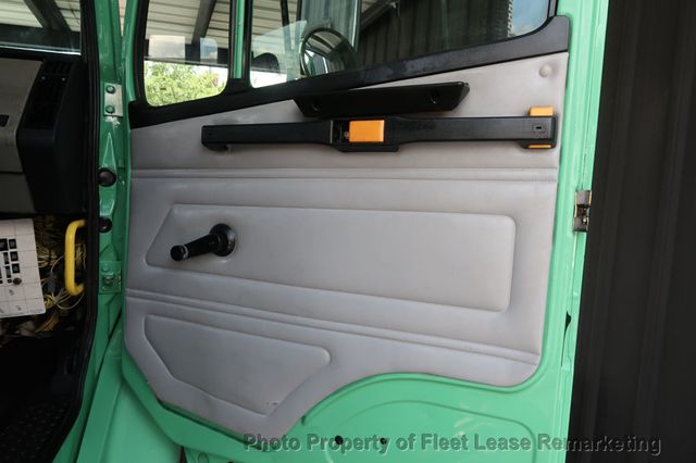 2002 Freightliner FL106  - 22891733 - 19