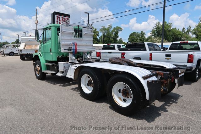 2002 Freightliner FL106  - 22891733 - 2