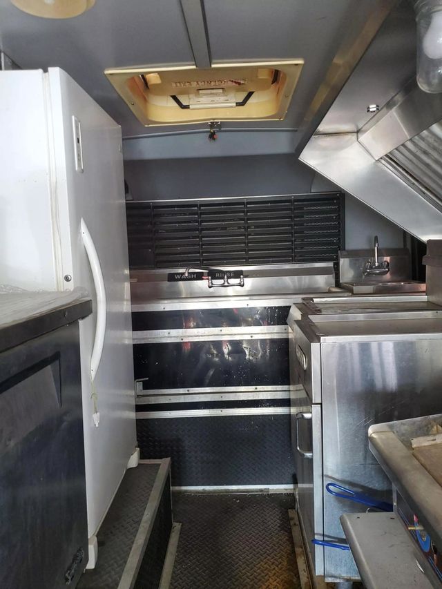 2002 International Bus/Food truck  - 22407474 - 28