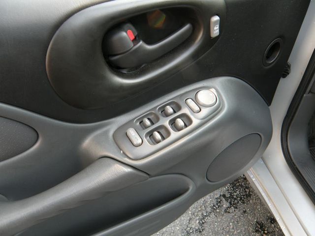 2002 Pontiac Bonneville 4dr Sedan SE - 21984567 - 9