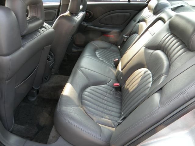 2002 Pontiac Bonneville 4dr Sedan SE - 21984567 - 10