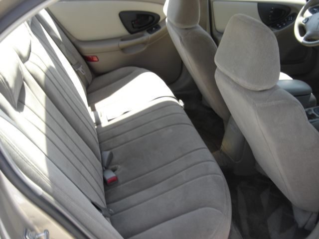 2004 Chevrolet Classic Base Trim - 1723426 - 6