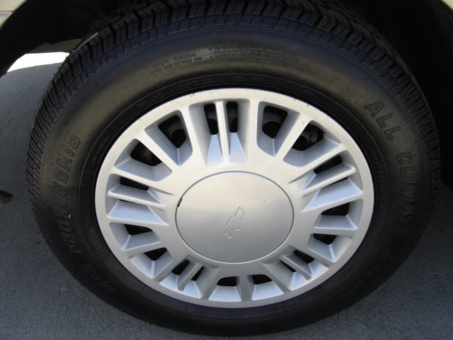 2004 Chevrolet Classic Base Trim - 1723426 - 8