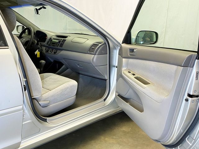 2004 Toyota Camry 4dr Sedan LE Automatic - 22937550 - 33