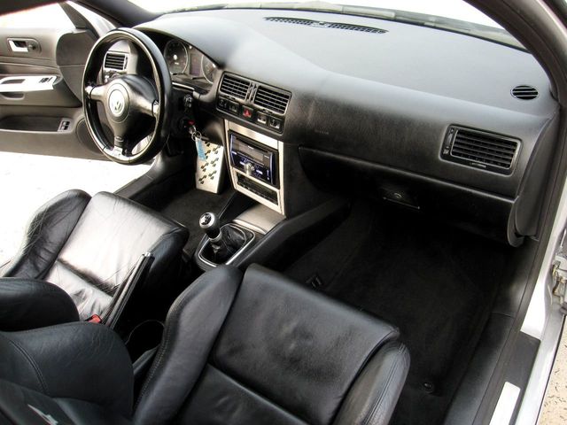 2004 Volkswagen R32 2dr Hatchback 6-Speed Manual - 21950247 - 23
