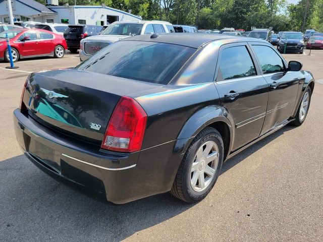 2005 Chrysler 300 Touring Sedan 4D - 22932423 - 14