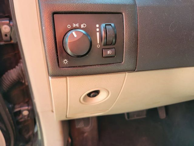 2005 Chrysler 300 Touring Sedan 4D - 22932423 - 19