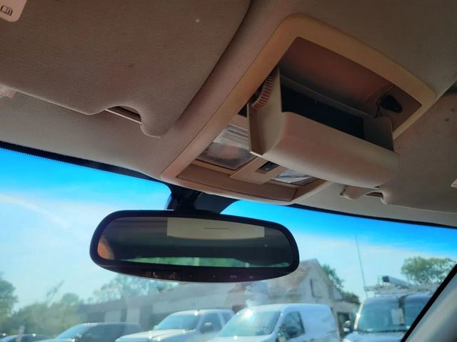 2005 Chrysler 300 Touring Sedan 4D - 22932423 - 22