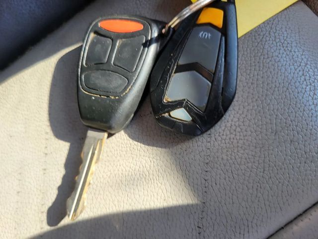 2005 Chrysler 300 Touring Sedan 4D - 22932423 - 23