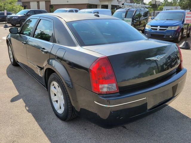 2005 Chrysler 300 Touring Sedan 4D - 22932423 - 4