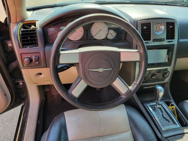 2005 Chrysler 300 Touring Sedan 4D - 22932423 - 5
