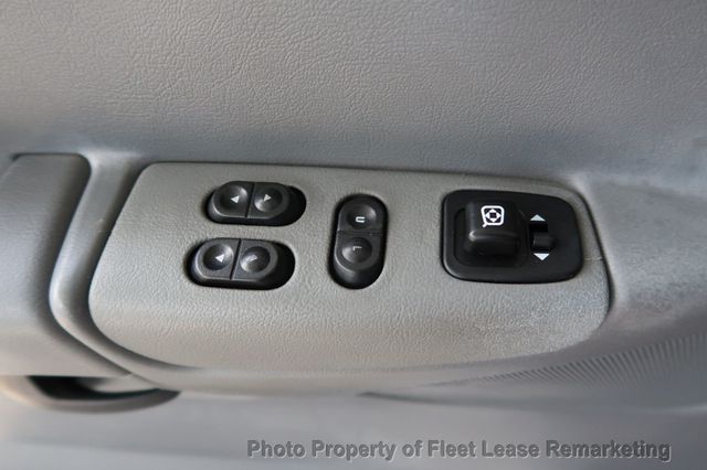 2005 Ford Econoline Cargo Van E250 Cargo Vans Handicap Lift  - 22887105 - 30