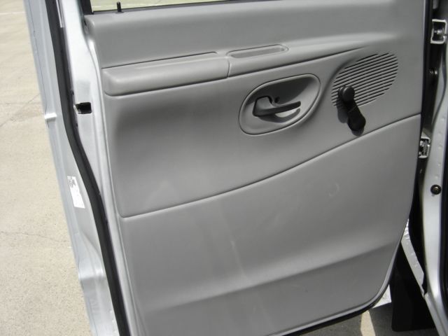 2005 Ford E-150 Base Trim - 1790921 - 10