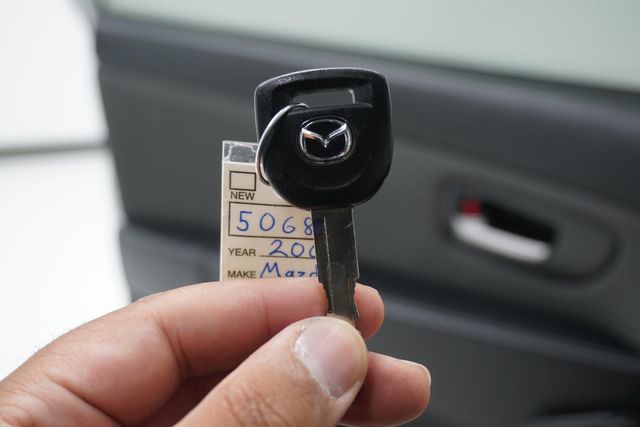 2005 Mazda Mazda3 4dr Sedan i Automatic - 22932243 - 14