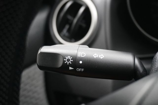 2005 Mazda Mazda3 4dr Sedan i Automatic - 22932243 - 19