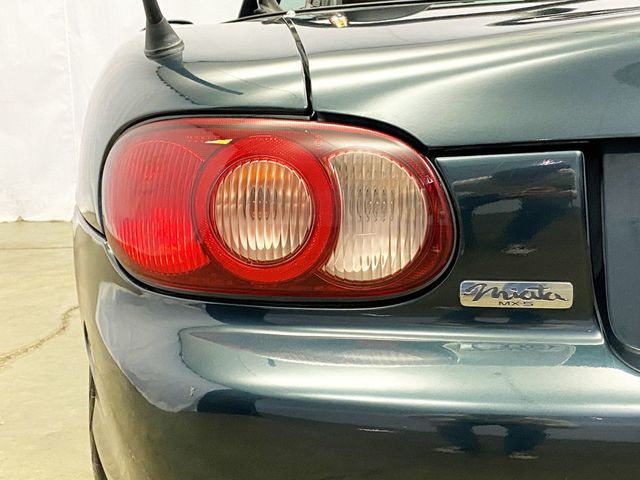 2005 Mazda MX-5 Miata 2dr Convertible Cloth 5-Speed Manual - 22897854 - 11