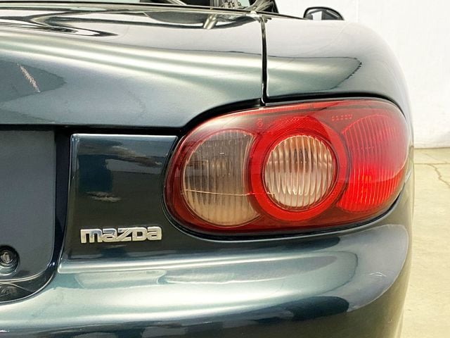 2005 Mazda MX-5 Miata 2dr Convertible Cloth 5-Speed Manual - 22897854 - 12