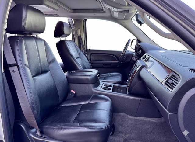 2009 Chevrolet Suburban LT 4x4 4dr SUV w/2LT - 22939816 - 14