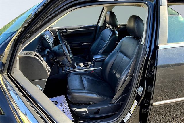 2010 Chrysler 300 4dr Sedan Touring Signature RWD - 22939129 - 9