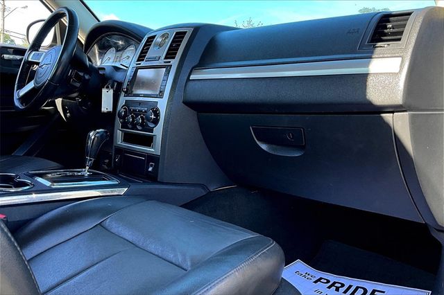 2010 Chrysler 300 4dr Sedan Touring Signature RWD - 22939129 - 10