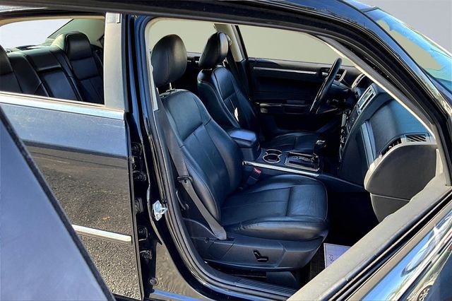2010 Chrysler 300 4dr Sedan Touring Signature RWD - 22939129 - 11
