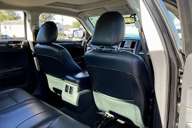 2010 Chrysler 300 4dr Sedan Touring Signature RWD - 22939129 - 13