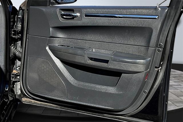 2010 Chrysler 300 4dr Sedan Touring Signature RWD - 22939129 - 14